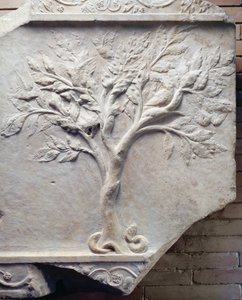 Bajorrelieve de un árbol, con pájaros en las ramas y una serpiente en la base